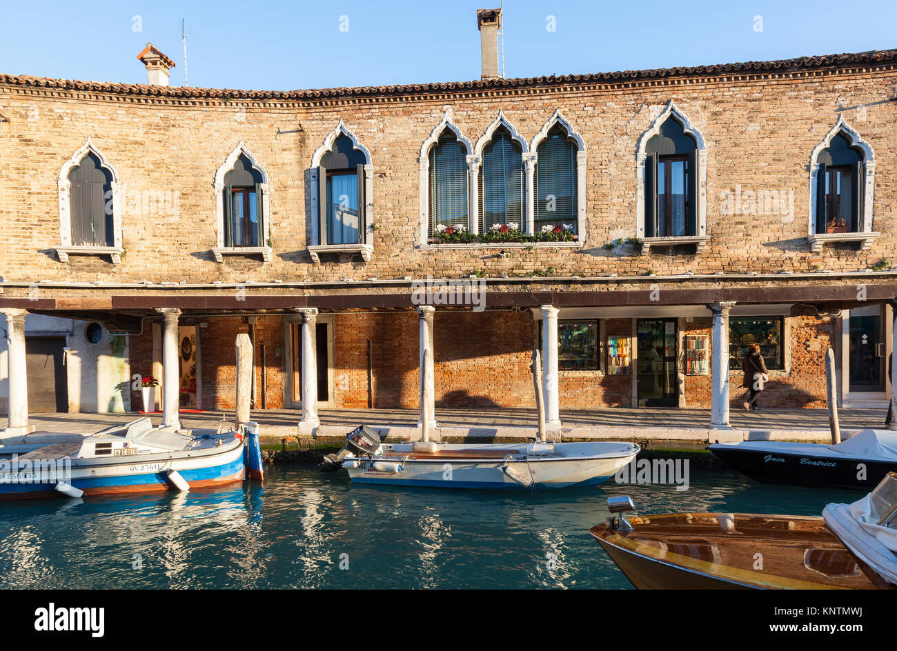Maison pittoresque avec des fenêtres gothiques en Murano, Venise, Italie, qui suit la courbe du canal Vetrai Banque D'Images