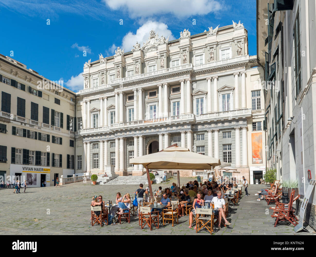 Café-terrasse en face de la 16e siècle du palais des Doges (Palazzo Ducale), la Piazza Matteotti, Gênes, Ligurie, Italie. Palazzi. Banque D'Images