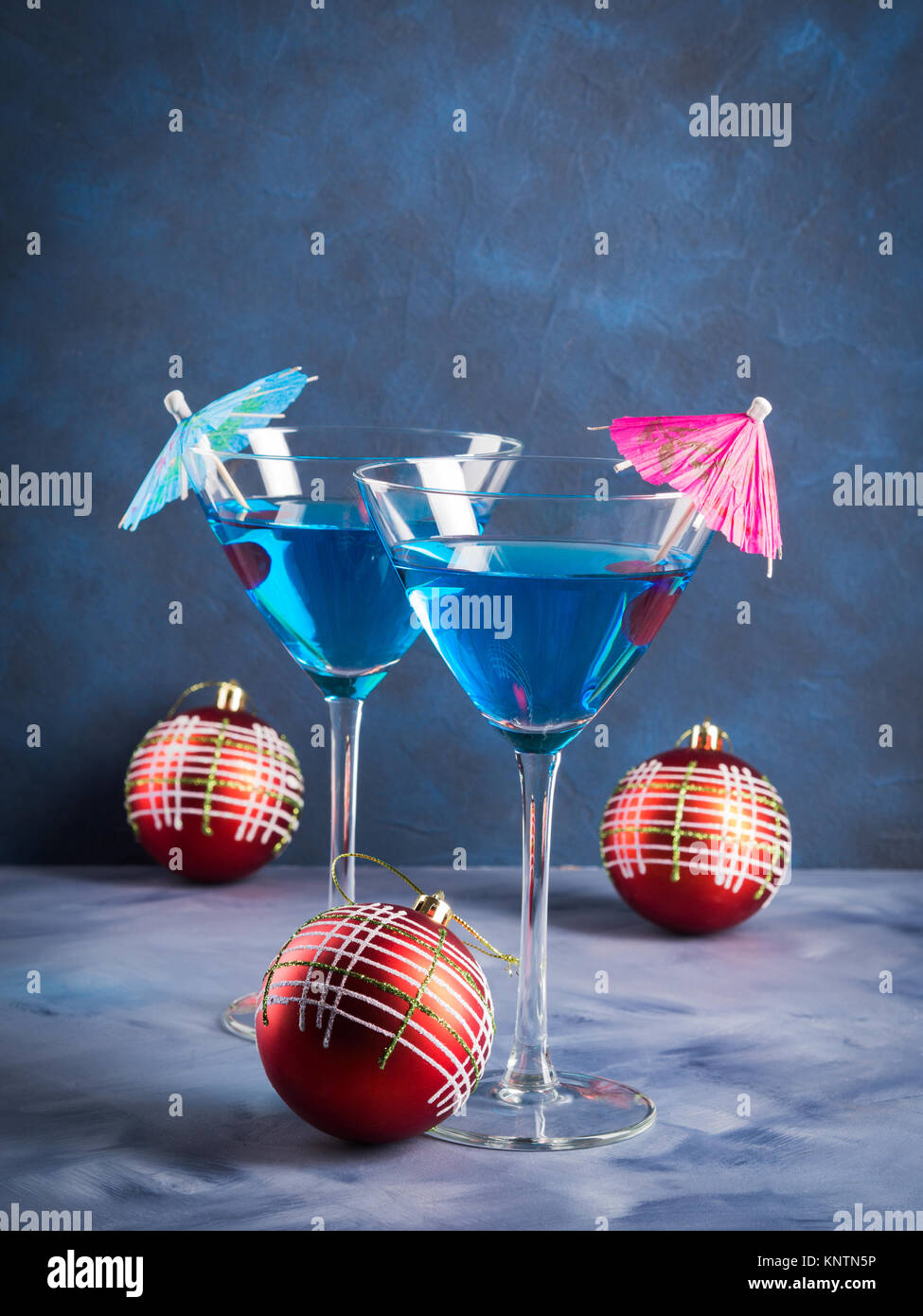 Blue cocktail dans un verre à martini avec parapluie et cerise. Boisson  festive pour Noël fête de Noël Photo Stock - Alamy