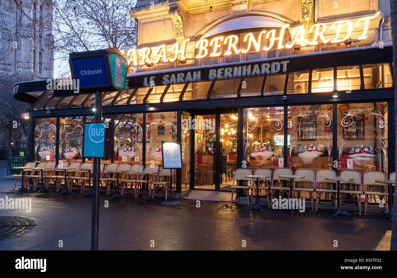 Le célèbre café français Sarah Bernardt Décorées pour Noël , Paris, France. Banque D'Images