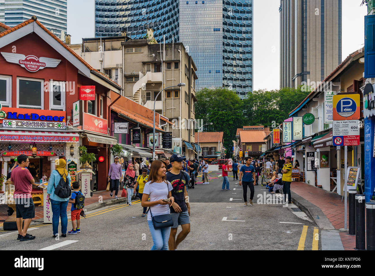 Singapour - septembre 2, 2017 : les visiteurs à pied autour de la rue Haji Lane bien connu en tant qu'arts de la rue et à la mode pour les jeunes et touri Banque D'Images
