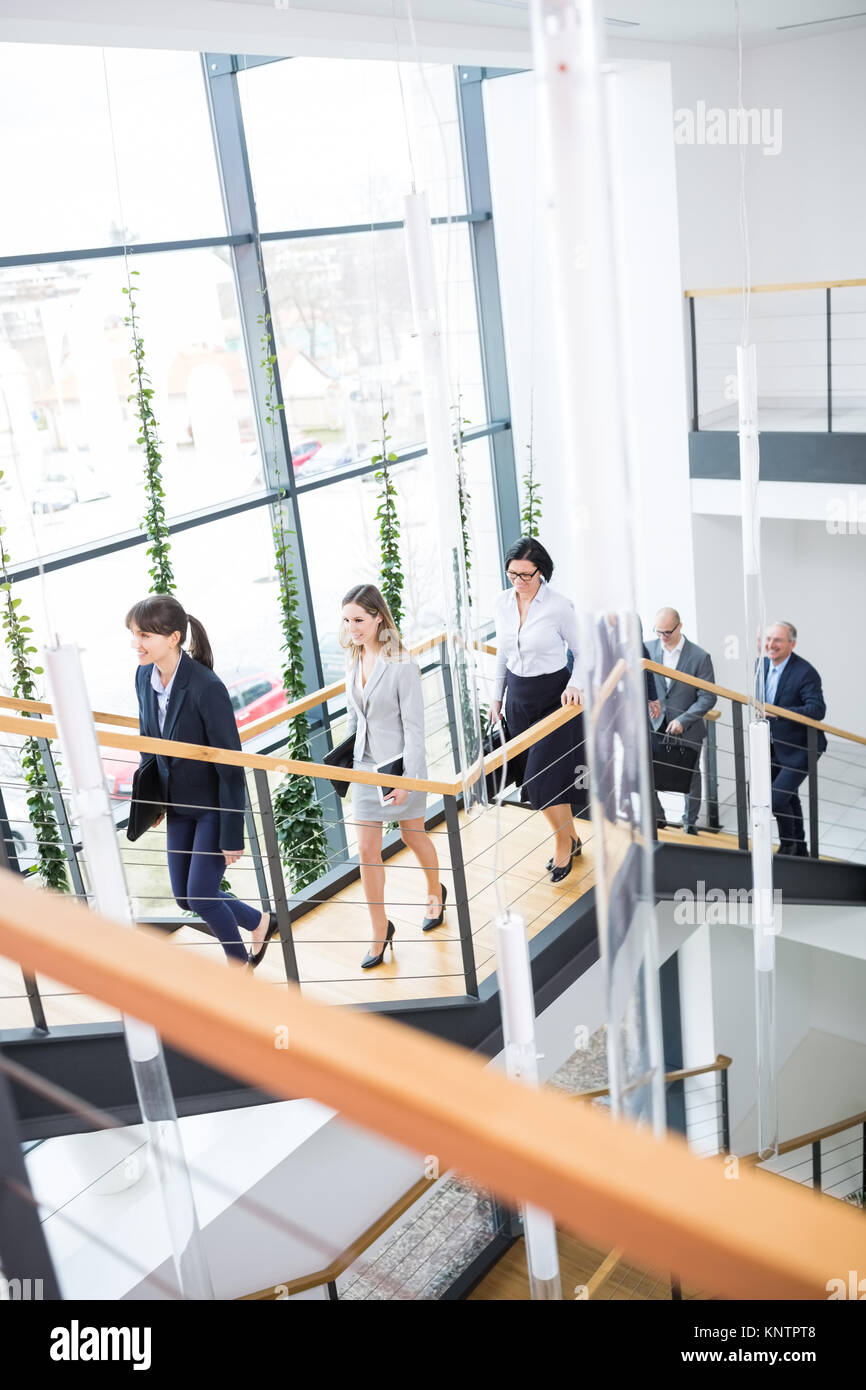 High angle view of business executives monter les escaliers in modern office Banque D'Images