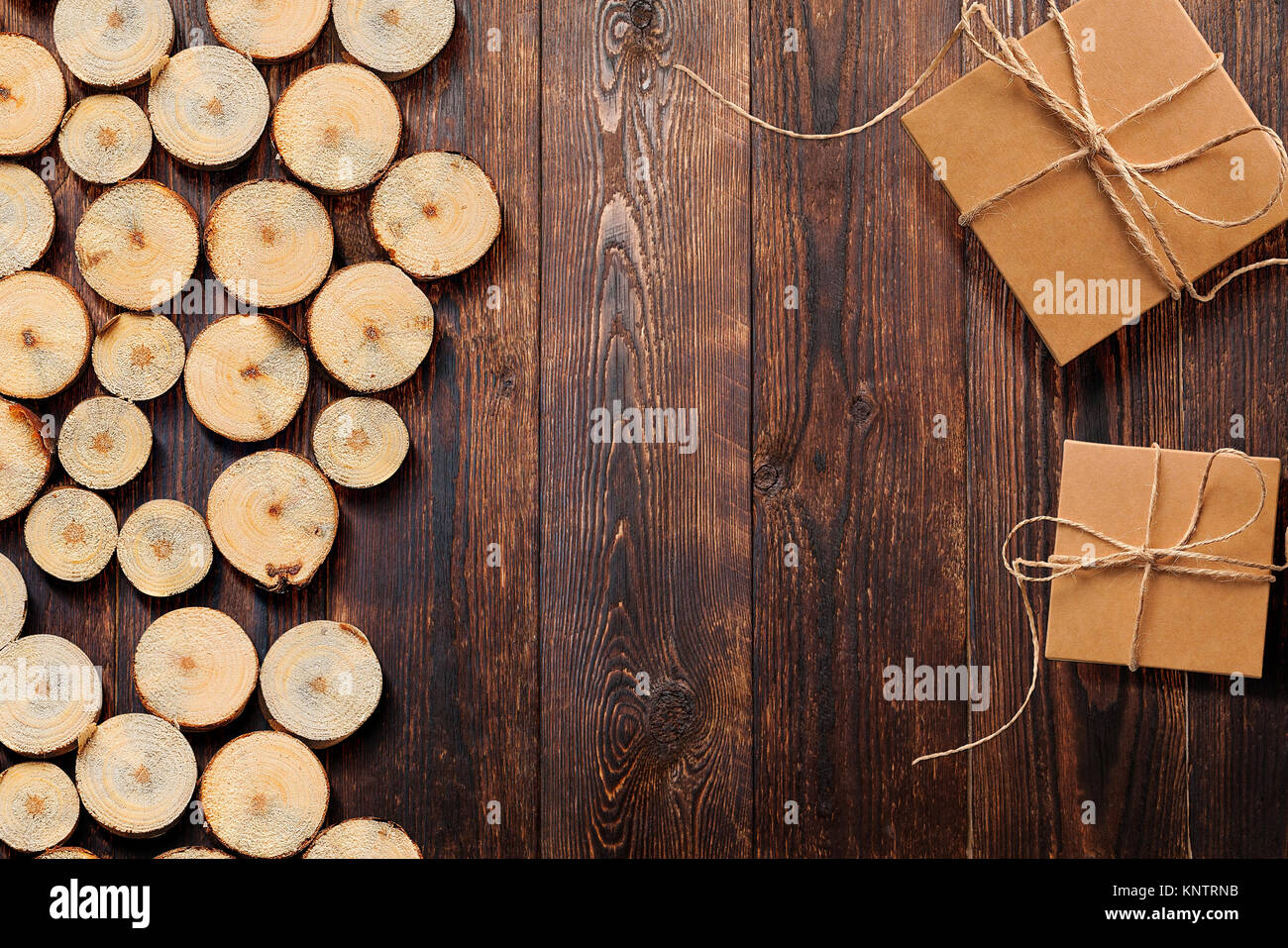 Cadeau maquette sur fond de bois, télévision lay, haut voir photo immersive, avec l'espace pour votre texte Banque D'Images