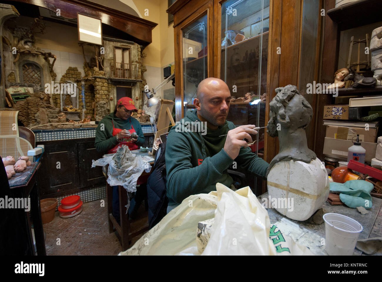 Les artisans qui travaillent une statue en terre cuite dans le célèbre atelier de Giuseppe et Marco Ferrigno, Via San Gregorio Armeno, Naples, Campanie, Italie Banque D'Images