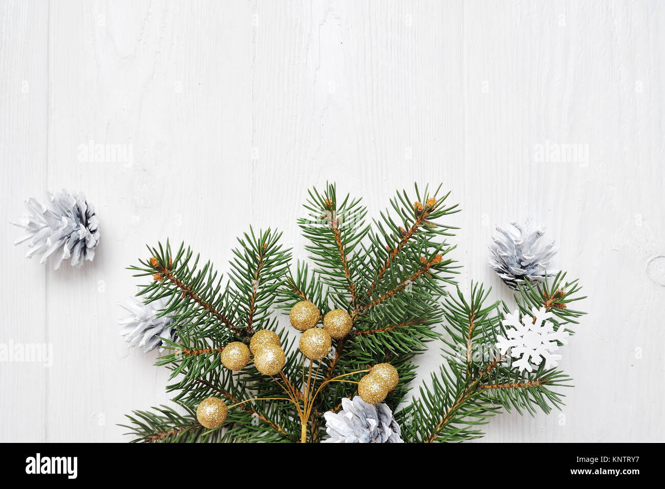 Arbre de Noël flatlay Direction générale de la maquette sur un fond en bois blanc, avec place pour votre texte Banque D'Images