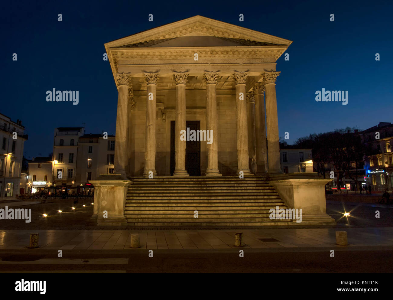 Temple romain au coeur de Nîmes, France : la Maison carrée Banque D'Images