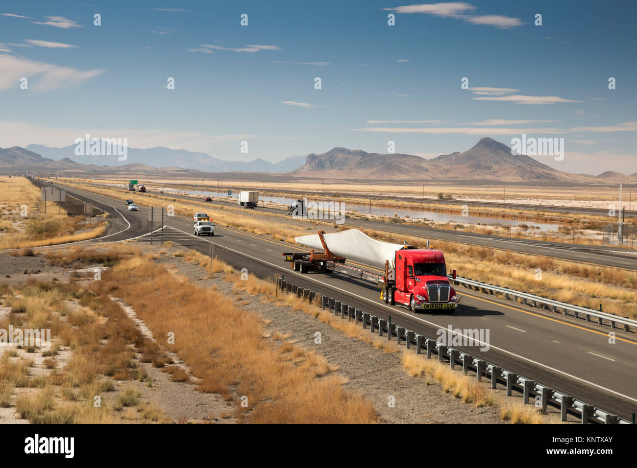 Lordsburg, Nouveau Mexique - un camion transportant une lame pour une éolienne sur l'Interstate 10. Banque D'Images