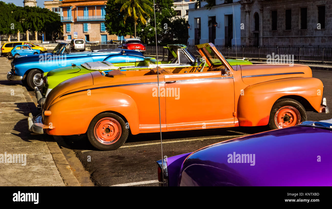 La HAVANE, CUBA - 1 juillet 2017 : Vintage car sur la rue de La Havane, Cuba. Il y a plus de 60,000 voitures anciennes dans les rues de Cuba. Banque D'Images