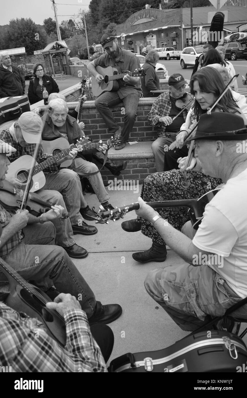 En dehors des musiciens jouant dans la rue au Jamboree vendredi soir à Floyd Country Store dans Floyd, Virginia, 24091, USA Banque D'Images