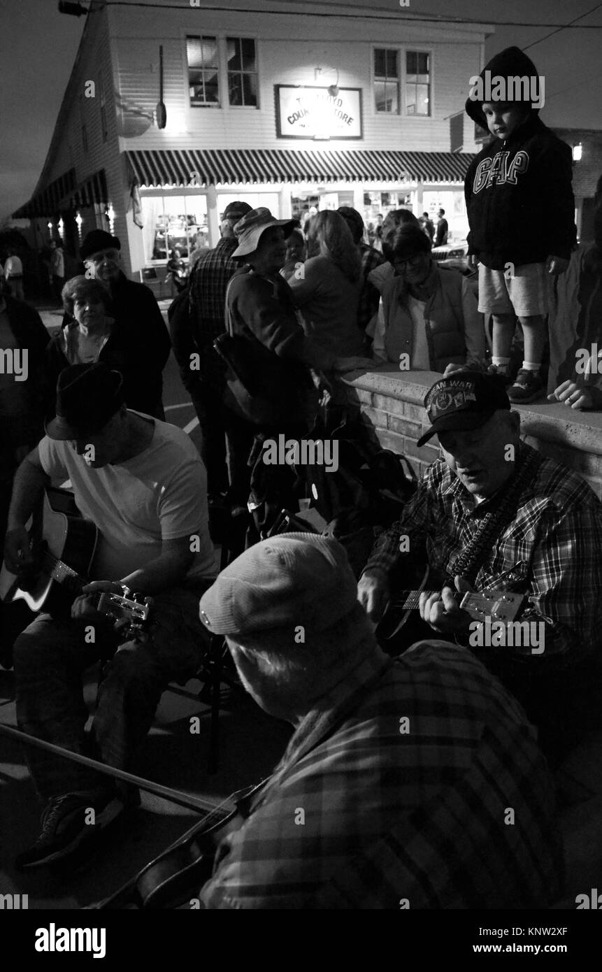 Photo monochrome de musiciens jouer dehors dans la rue au Jamboree vendredi soir à Floyd Country Store dans Floyd, Virginia, 24091, USA Banque D'Images