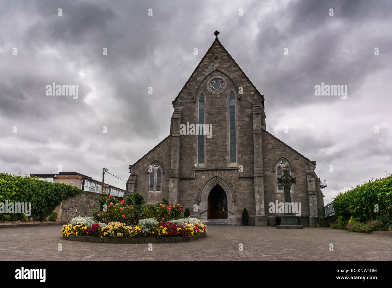 L'église St. Patrick Irlande Celbridge Météo dramatique gris foncé Banque D'Images