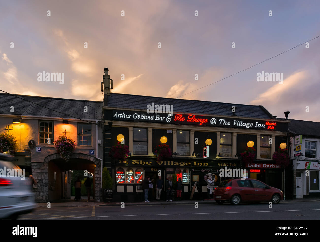 Coucher de soleil sur le Village Inn Pub Irlande Celbridge Banque D'Images