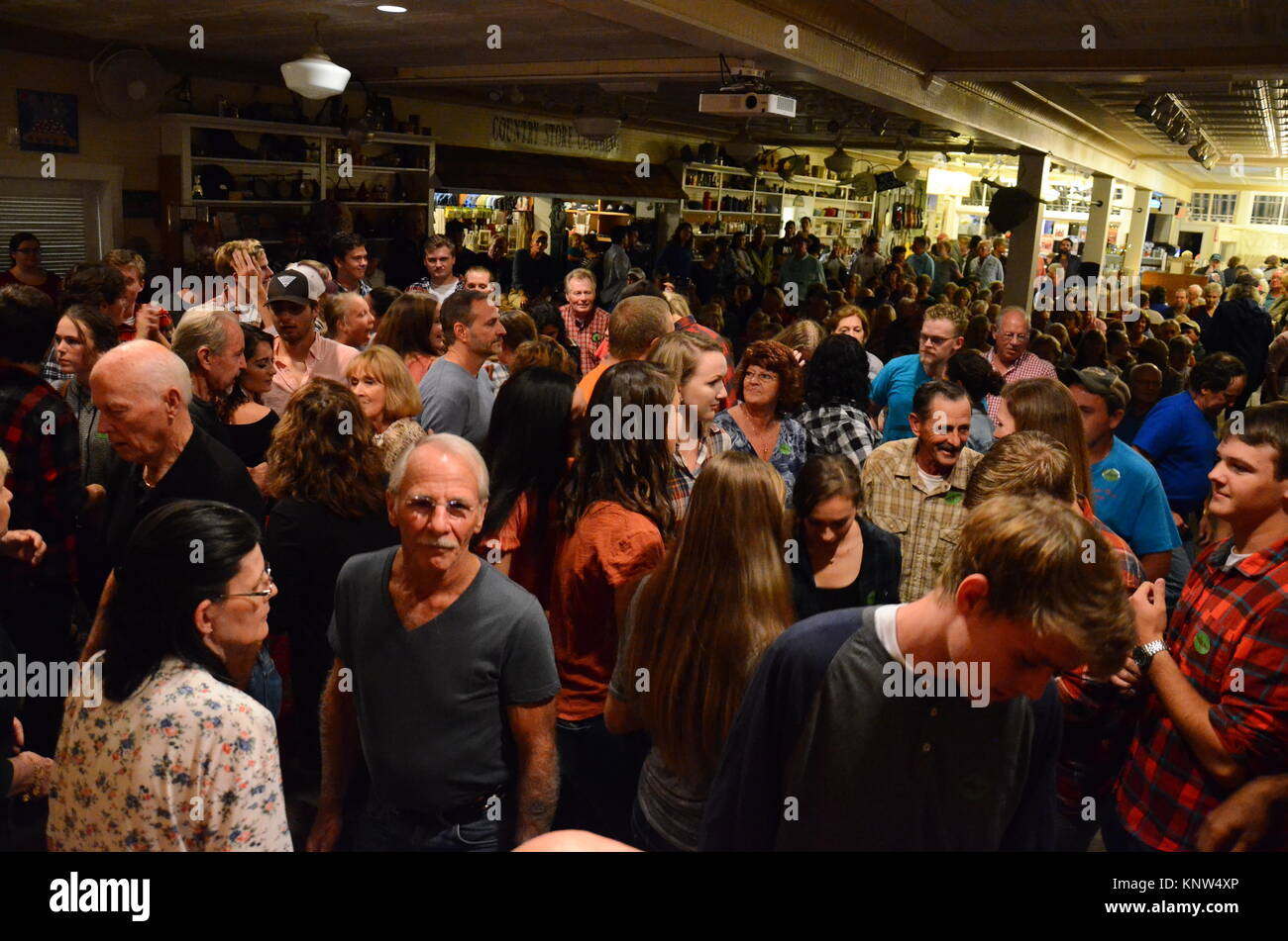 Les gens danser au Jamboree vendredi soir à Floyd Country Store dans Floyd, Virginia, 24091, USA Banque D'Images