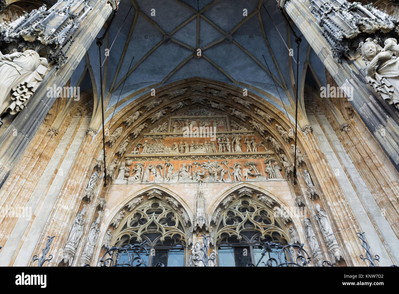 Ulmer Münster église cathédrale Façade Entrée avant la sculpture de décoration Banque D'Images