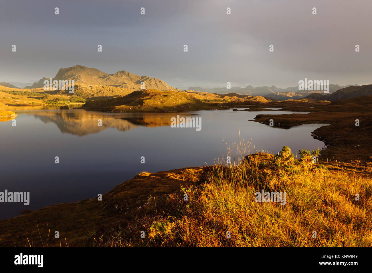 L'étonnant paysage autour de Loch Kernsary près de Inverewe Gardens et Poolewe, les Highlands écossais. Beinn Airigh Charr est l'éminent mountain Banque D'Images