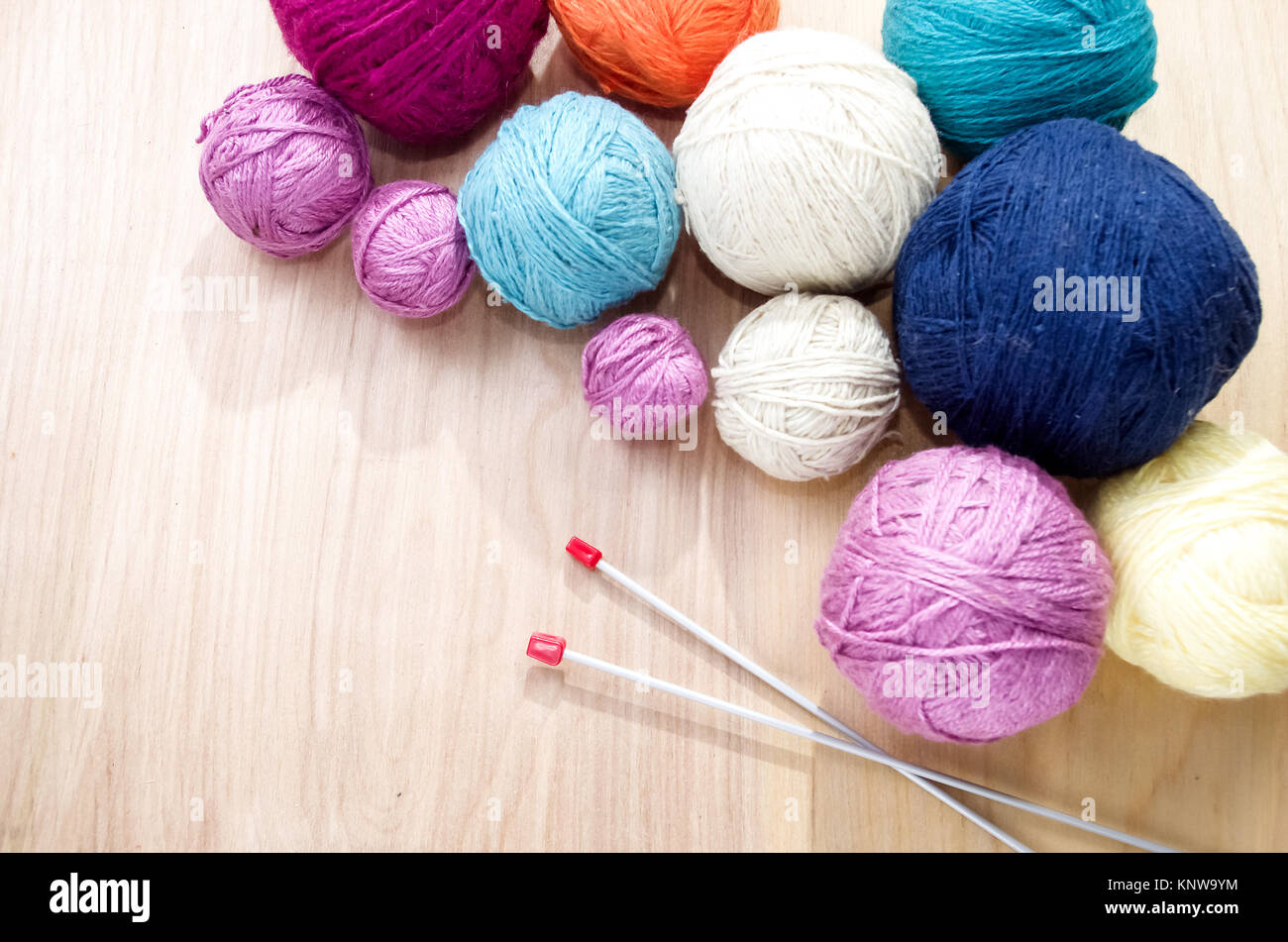 Boules de fils de laine à tricoter sur la table. Banque D'Images