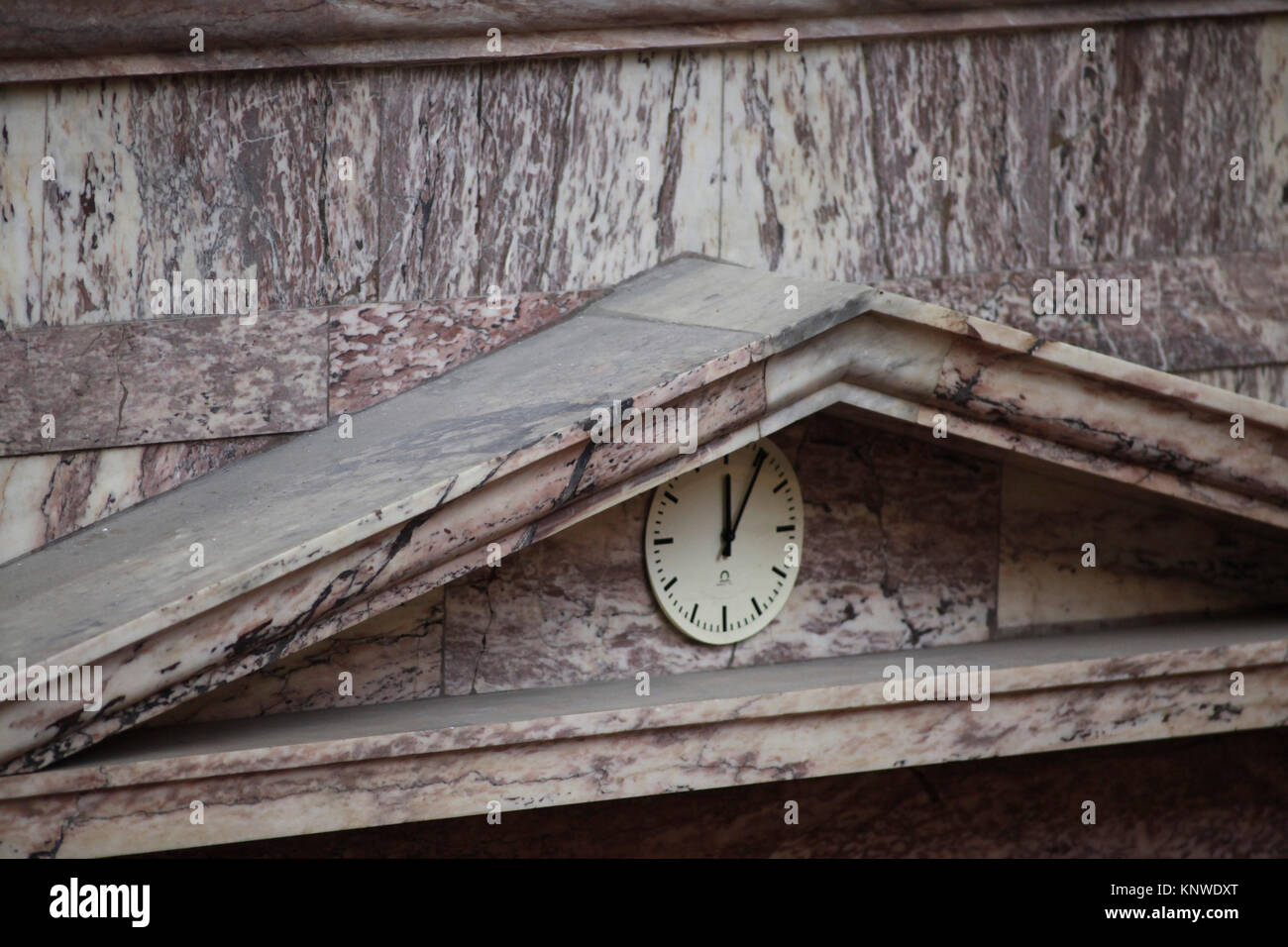 Fronton de marbre avec une horloge sur un mur en marbre dans la salle plénière du Parlement grec, à Athènes, Grèce. Banque D'Images