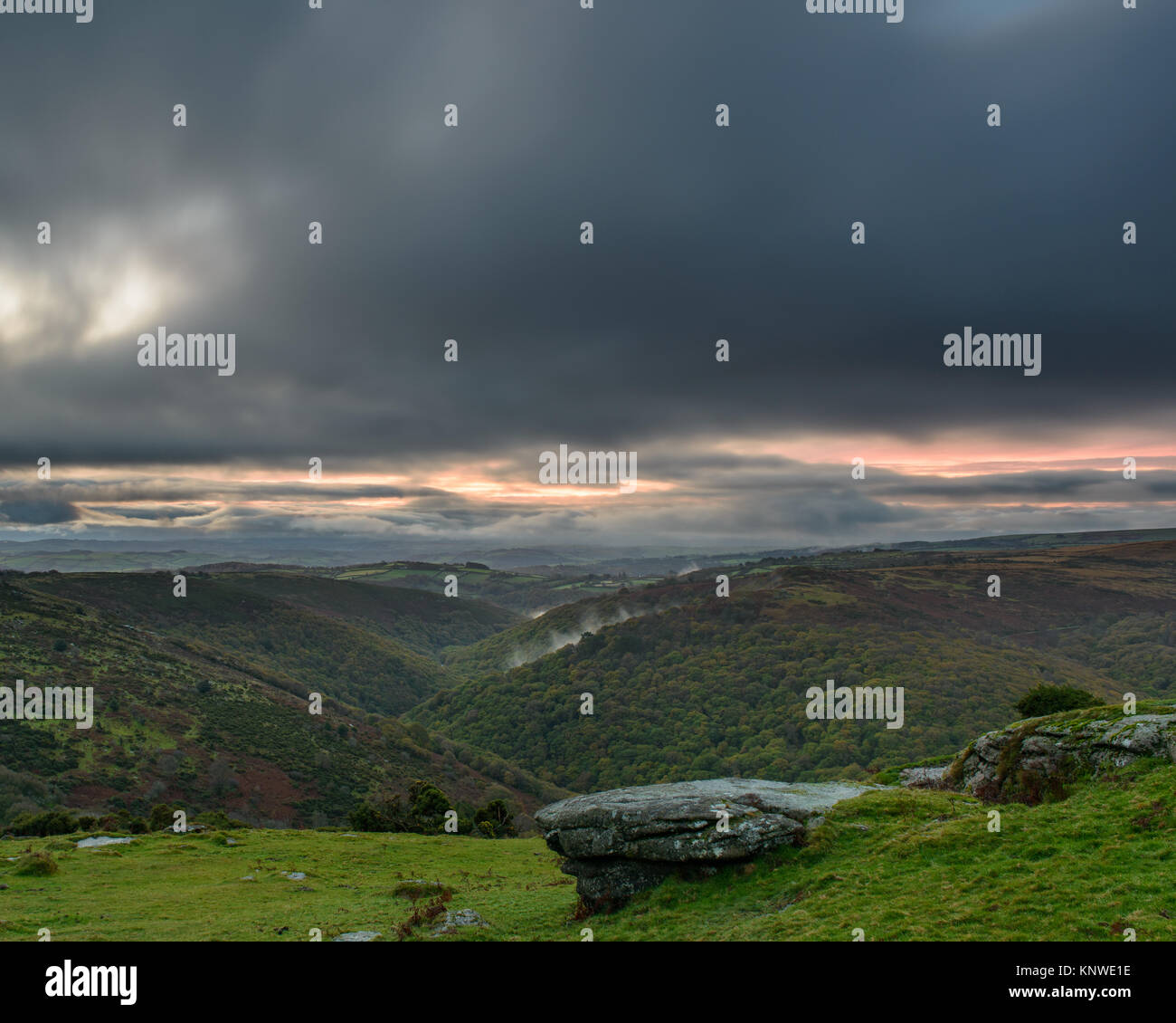 Les nuages épais sur la vallée de Dart, Dartmoor, UK Banque D'Images