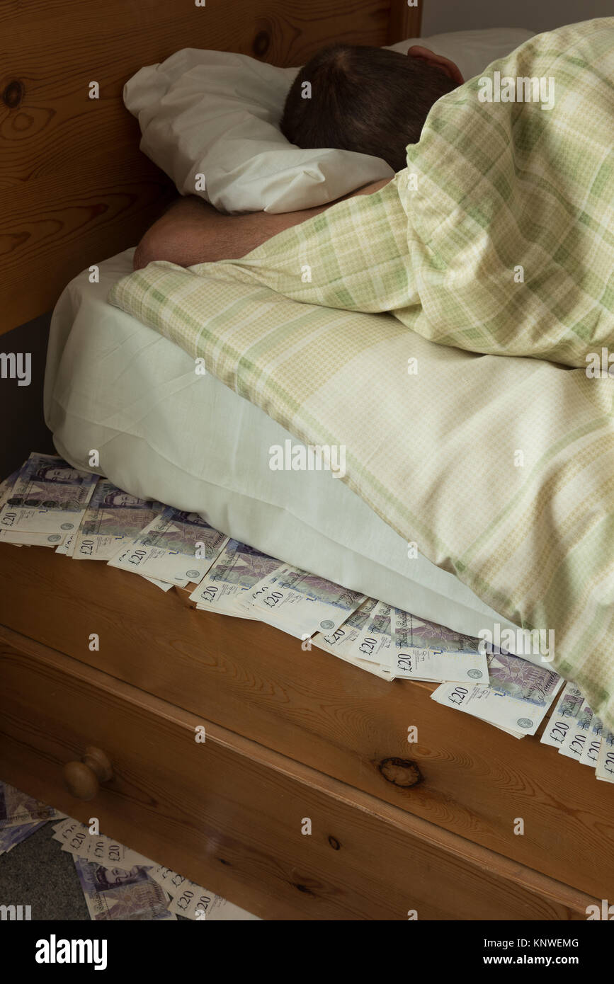 Dormir sur le dessus de l'argent en espèces planquée sous le lit des  billets cachés matelas comme alternative à la société de banque ou de  bâtiment Photo Stock - Alamy