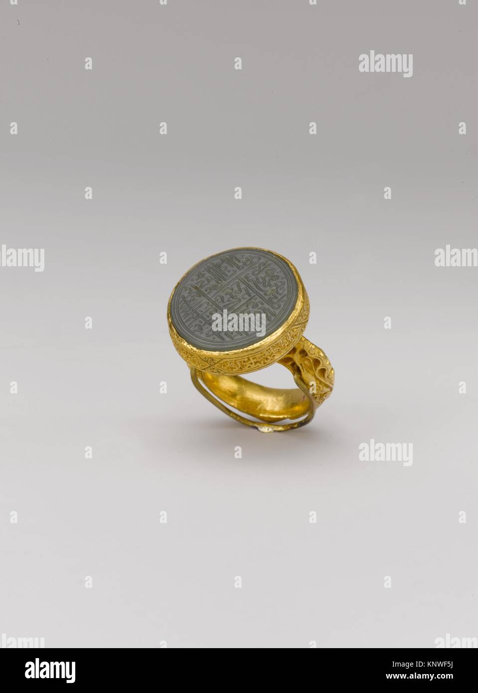 La bague d'étanchéité avec l'inscription. Nom de l'objet : Ring ; Date :  fin 15ème-début du 16e siècle ; Géographie : attribuée à l'Iran ou l'Asie  centrale ; moyen : Or, cast