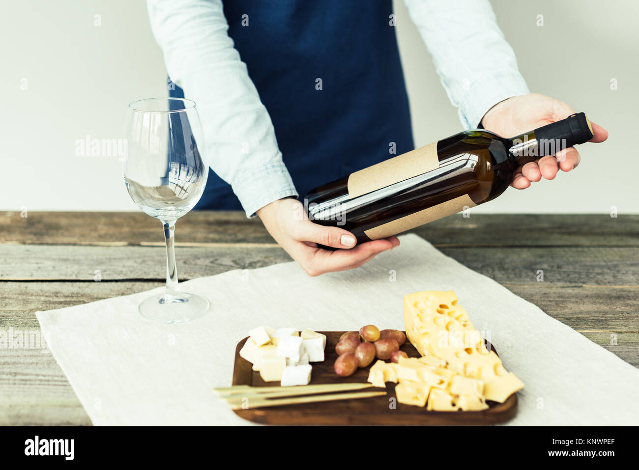 Sommelier à la recherche de bouteille de vin blanc Banque D'Images