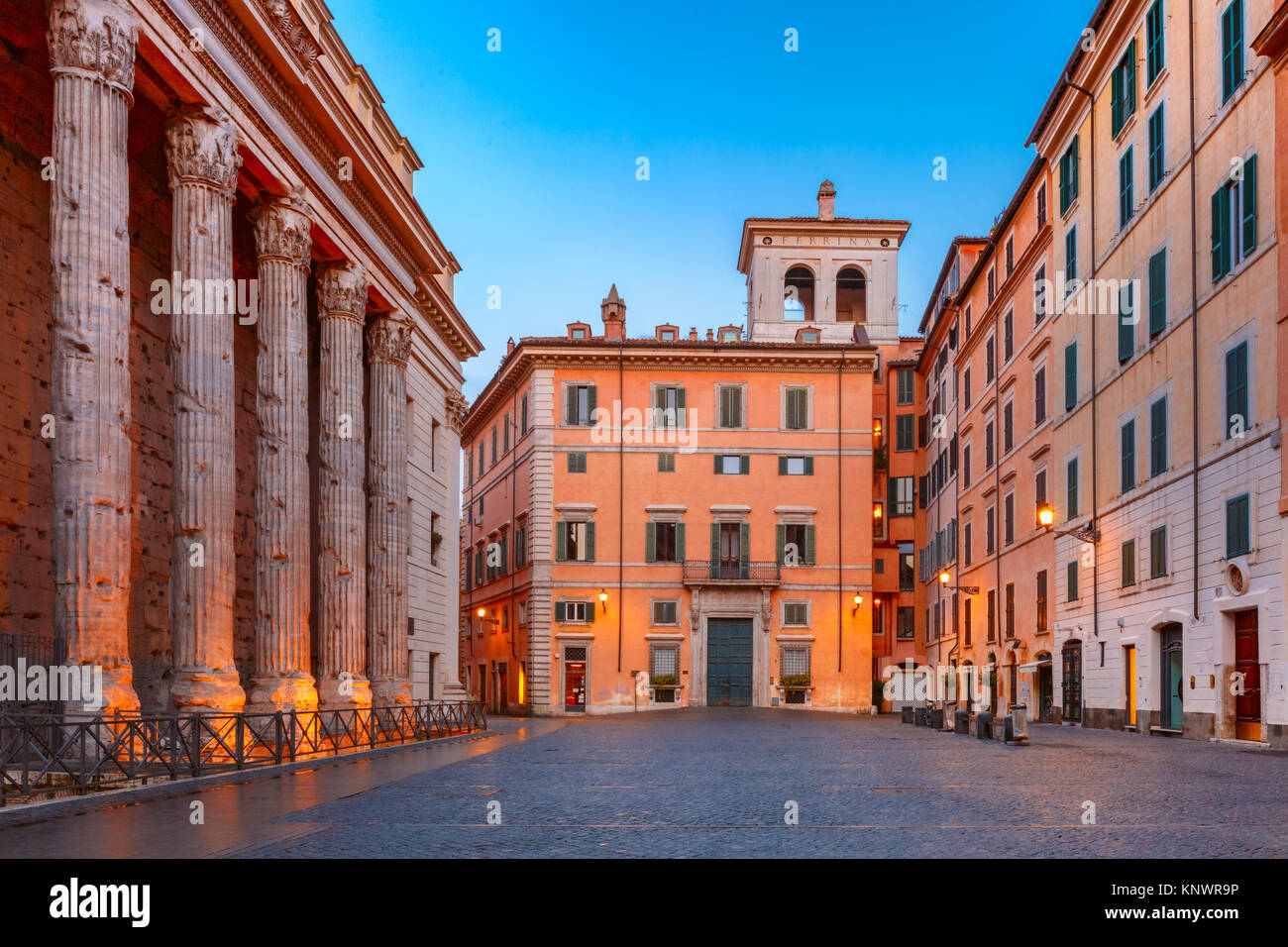 Place Piazza di Pietra à Rome, Italie. Banque D'Images