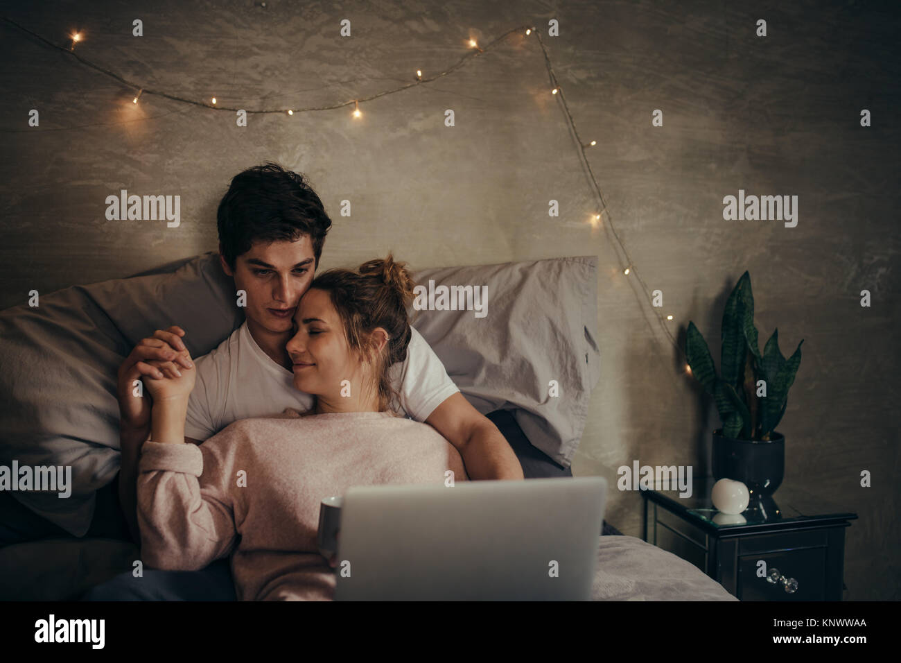 Faire l'amour dans un lit vidéo vrai Banque de photographies et d