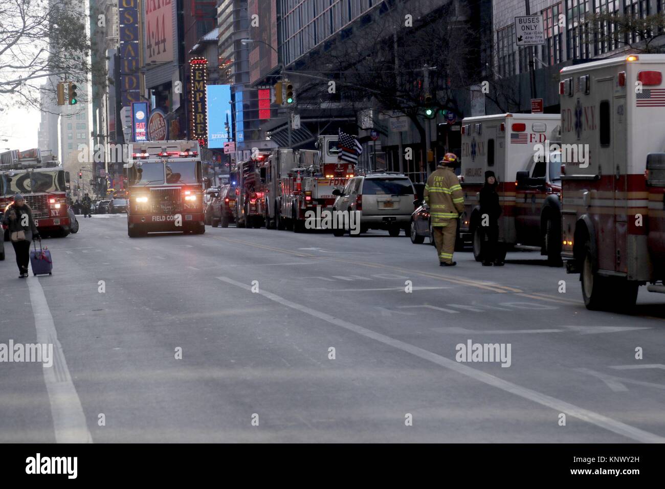 New York, NY, US. 12e. Dec, 2017 services d'incendie et le personnel de l'EMT en stand-by à l'autorité portuaire. © 2017 Ronald G. Lopez/DigiPixsAgain.us Banque D'Images