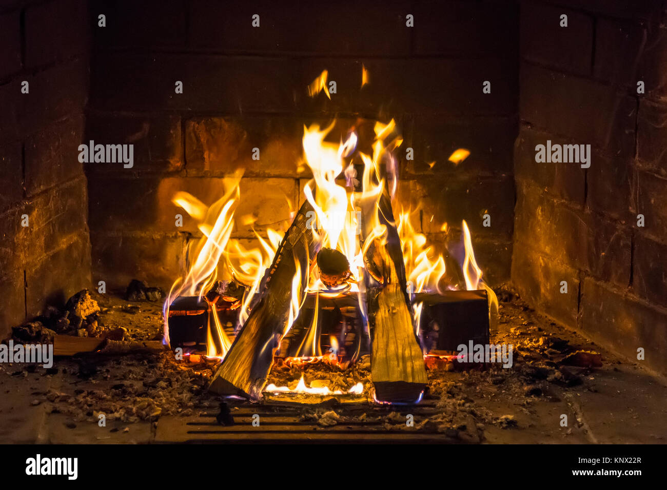 Incendie dans un foyer en briques Banque D'Images