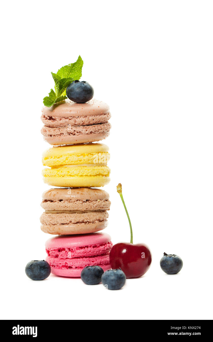 Macarons aux fruits rouges et menthe sur fond blanc Banque D'Images