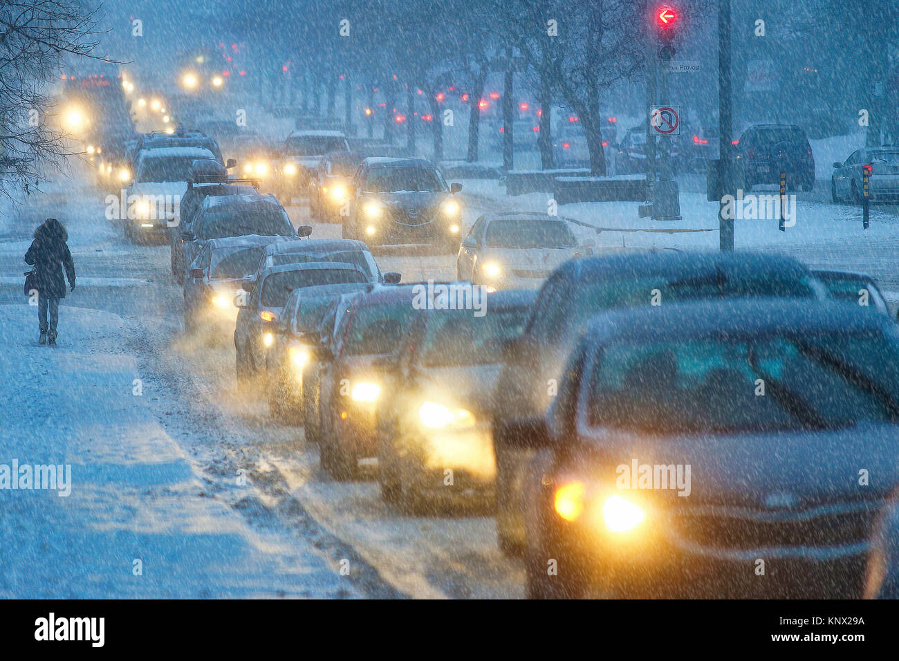 Montréal,Canada,12,décembre 2017.tôt le matin, embouteillage pendant une tempête de neige.Credit;Mario Beauregard/Alamy Live News Banque D'Images