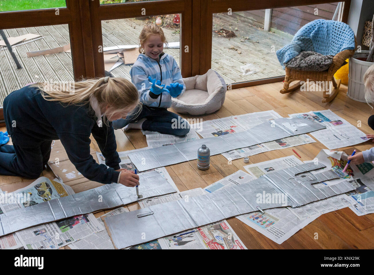 Les enfants s'amusant la peinture sur le sol, la création d'un costume d'halloween Banque D'Images