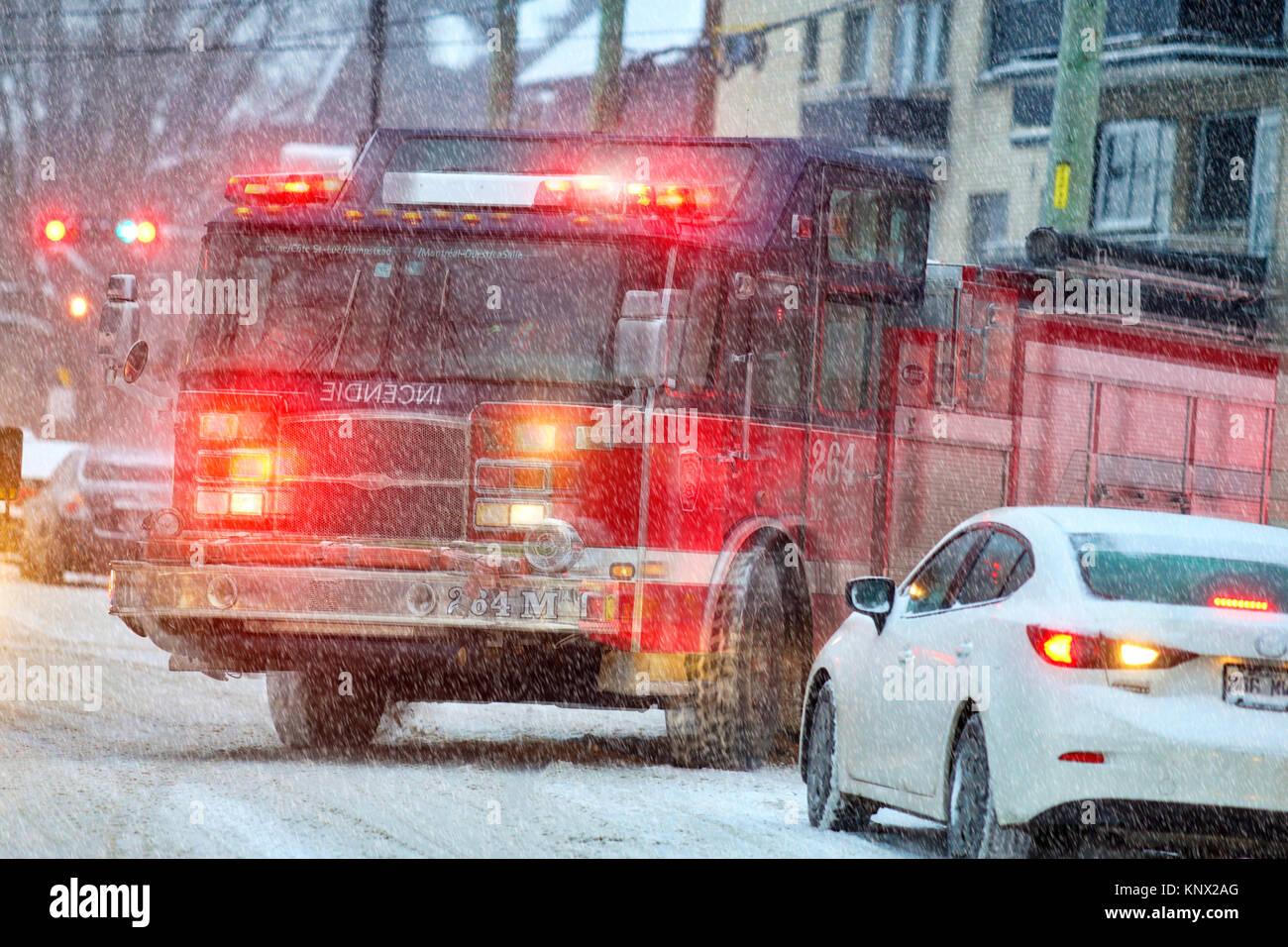 Montréal,Canada,12,décembre 2017.pompiers dans la circulation pendant une tempête.Credit;Mario Beauregard/Alamy Live News Banque D'Images