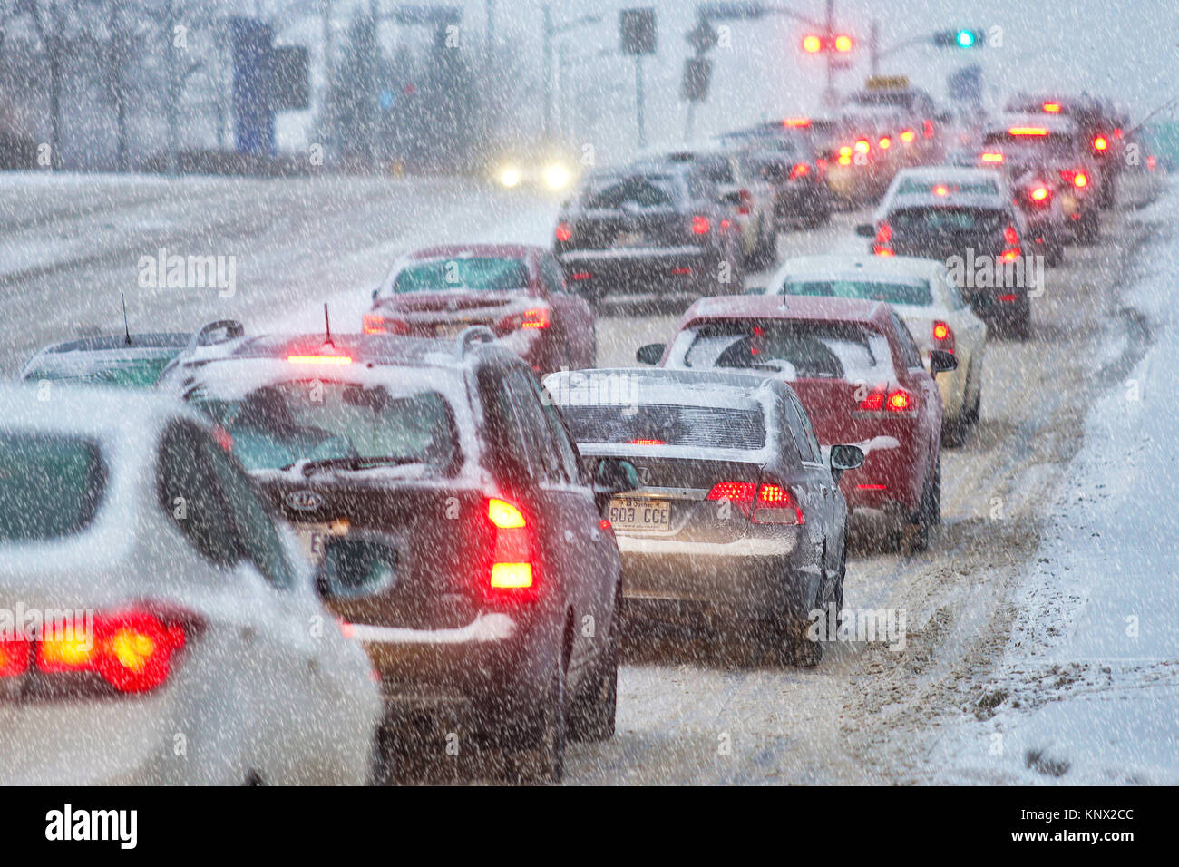 Montréal,Canada,12,décembre 2017.tôt le matin, embouteillage pendant une tempête de neige.Credit;Mario Beauregard/Alamy Live News Banque D'Images