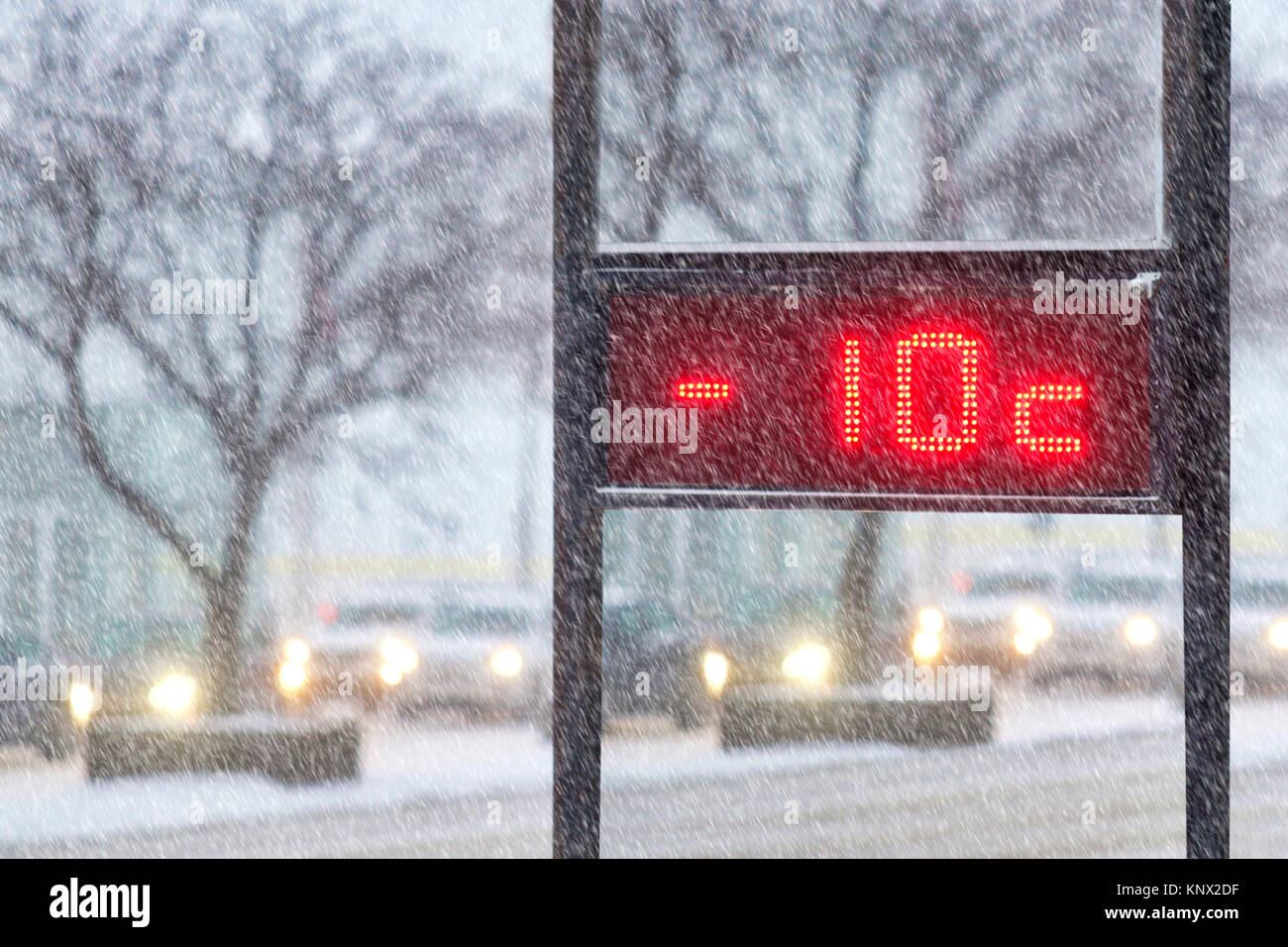 Montréal,Canada,12,décembre 2017.Road-side thermomètre indiquant une température extérieur de -10 Celcius.Credit;Mario Beauregard/Alamy Live News Banque D'Images