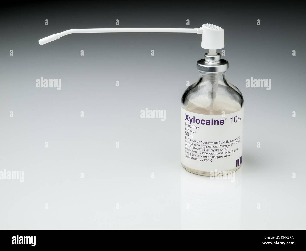 Flacon pulvérisateur de Xylocaine (lidocaine) isolé sur fond blanc, lettrage Grec Banque D'Images