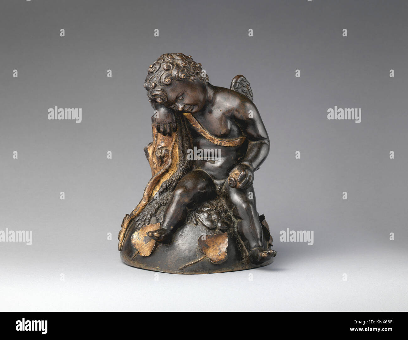 Cupidon à dormir. Date : début du 16ème siècle, Culture : italien, Venise ; technique : Bronze, doré en partie ; Dimensions : 8 7/8 x 8 in. (22,5 x 20,3 cm) ; Banque D'Images