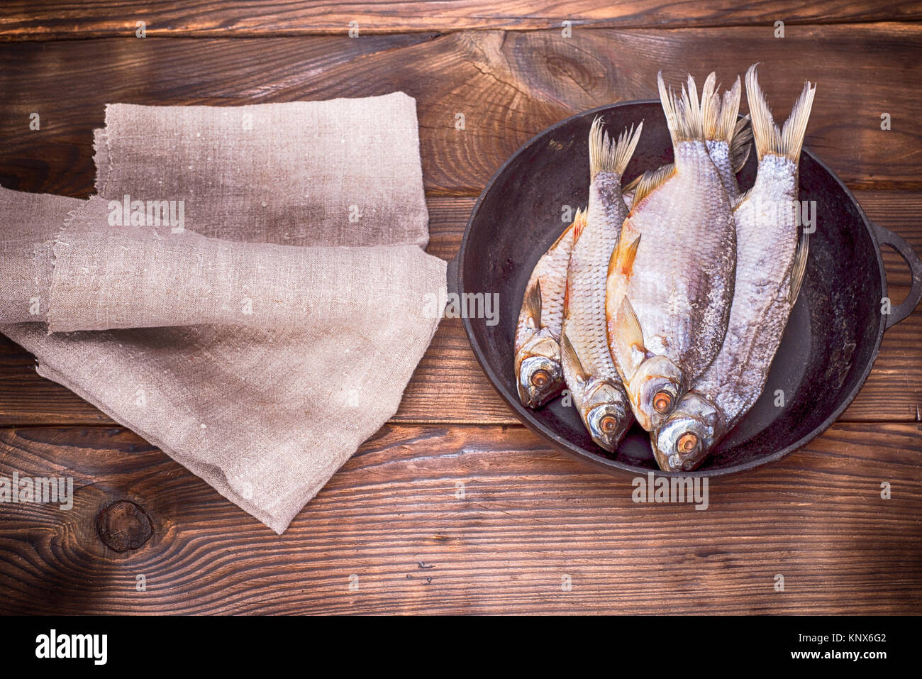 Préparé pour la friture gardon poisson sur le fond de bois Photo Stock -  Alamy