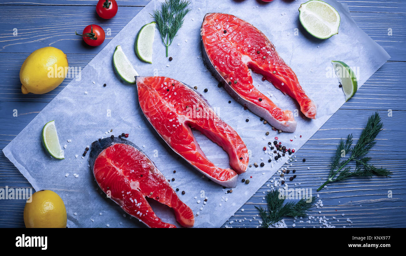 Tranches de poisson sur la table pour les repas. Banque D'Images