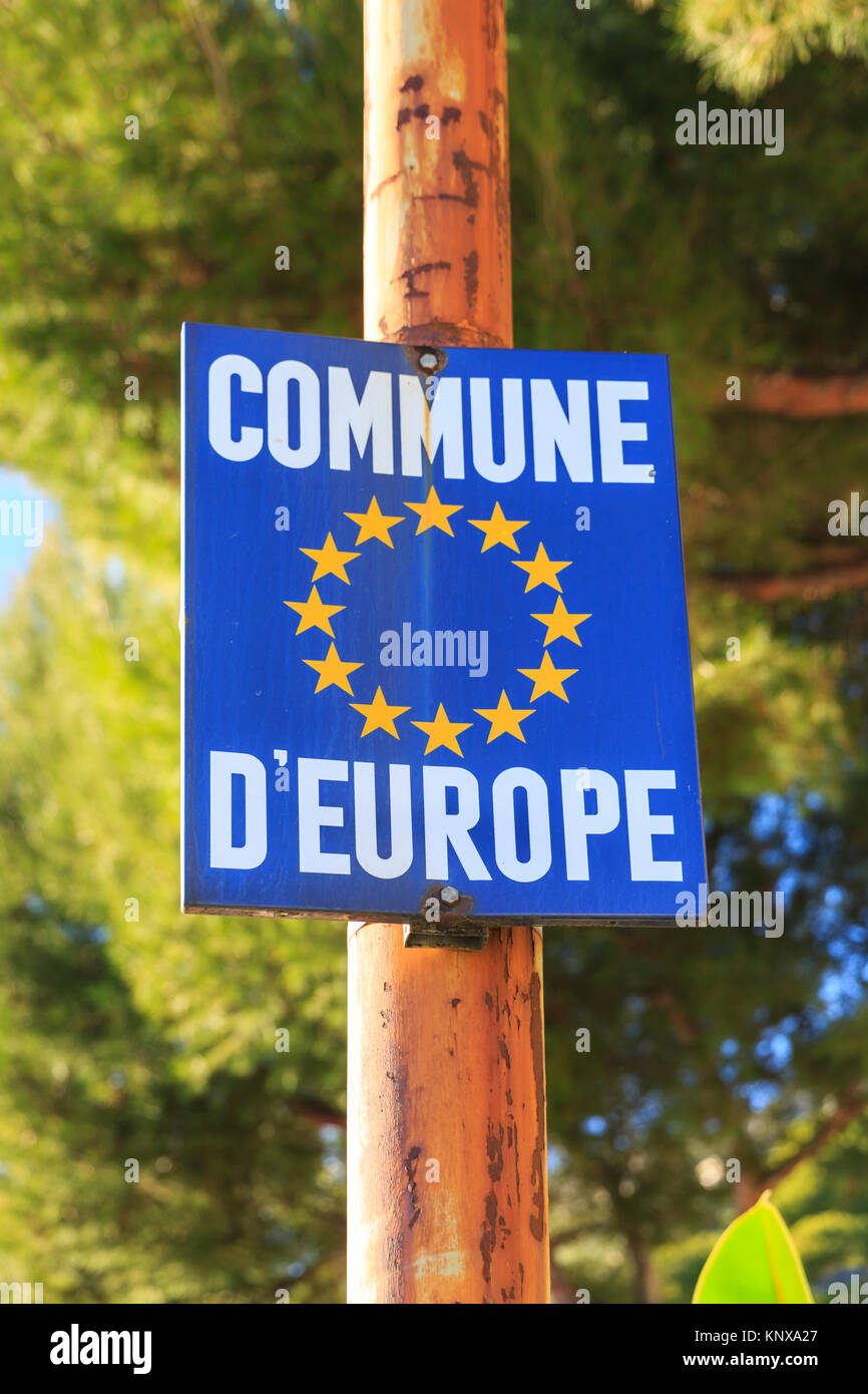 Commune d'Europe, Communauté européenne soupir sur road post dans la côte d'Azur, Cote d'Azur, France Banque D'Images