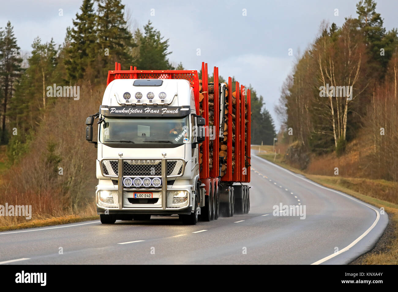 SALO, FINLANDE - le 8 décembre 2017 : Kamaz 5460 blanc de grumier de Puukuljetus 560 Hans Funck fournit une charge de bois de pins le long de la route à l'IRSS Banque D'Images