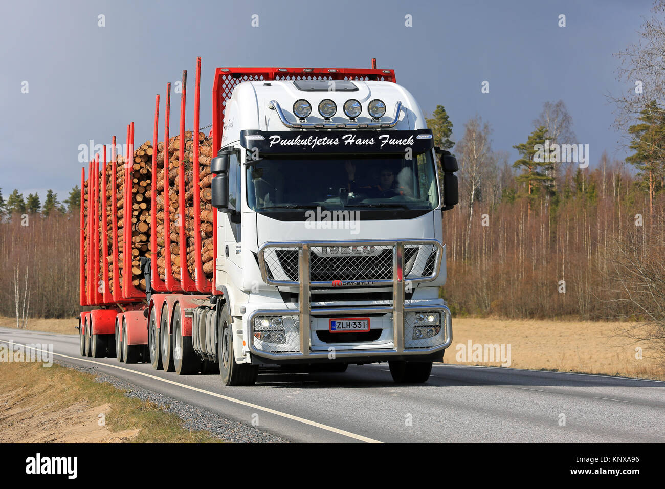 SALO, FINLANDE - le 28 avril 2017 : Blanc Kamaz 5460 personnalisé de grumier de Puukuljetus 560 Hans Funck fournit une charge de bois de pins le long highwa Banque D'Images