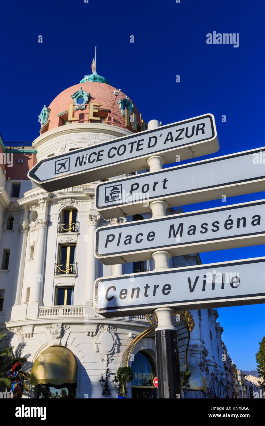 Des panneaux de direction du trafic de destination touristique en face de l'hôtel Negresco, Boulevard des Anglais, Nice, Côte d'Azur, France Banque D'Images