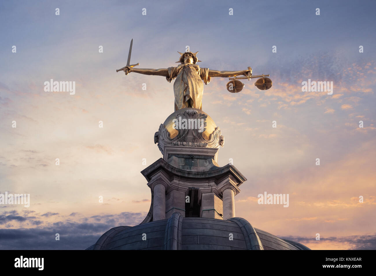Lady or La Justice statue sur le dessus de l'Old Bailey à Londres, en Angleterre, avec un ciel de coucher du soleil à l'arrière-plan Banque D'Images