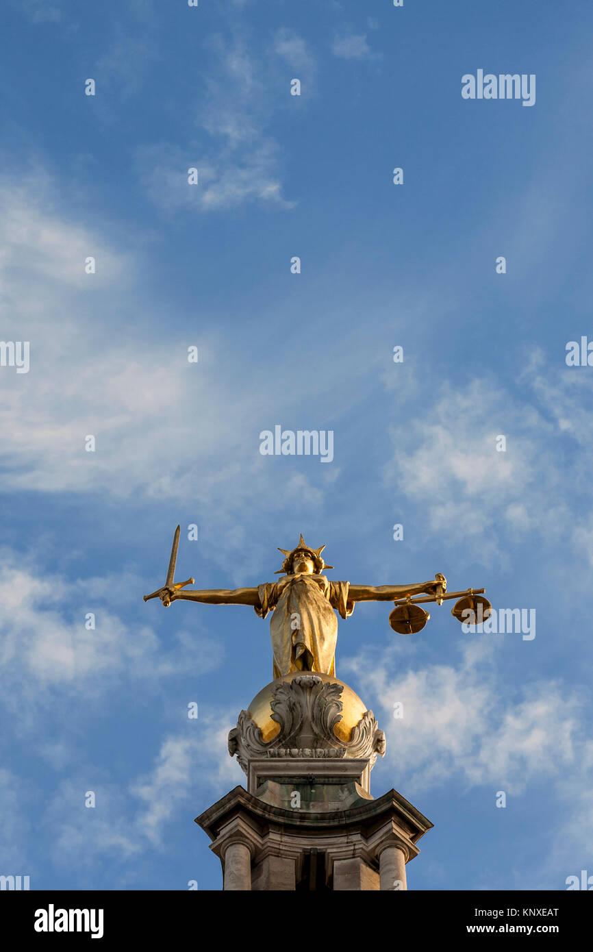 Dame justice statue avec espace pour texte dans le ciel au-dessus Banque D'Images