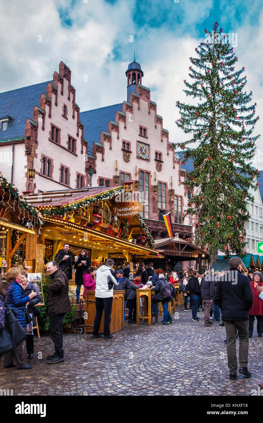 Allemagne Francfort Vieille Ville, l'hôtel de ville Römer square Römerberg.bâtiment historique avec le marché de Noël traditionnel allemand et arbre de Noël. Banque D'Images
