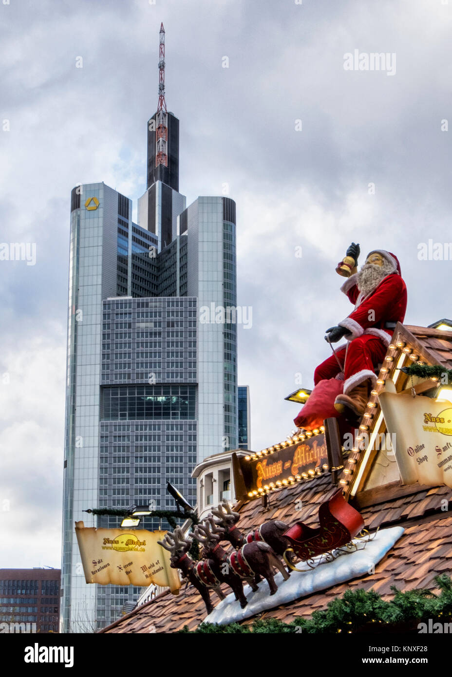 Francfort, Allemagne. Tour de la Commerzbank. La Commerz Bank Building et de décrochage du marché de Noël avec le Père Noël, les rennes et traîneau. Banque D'Images