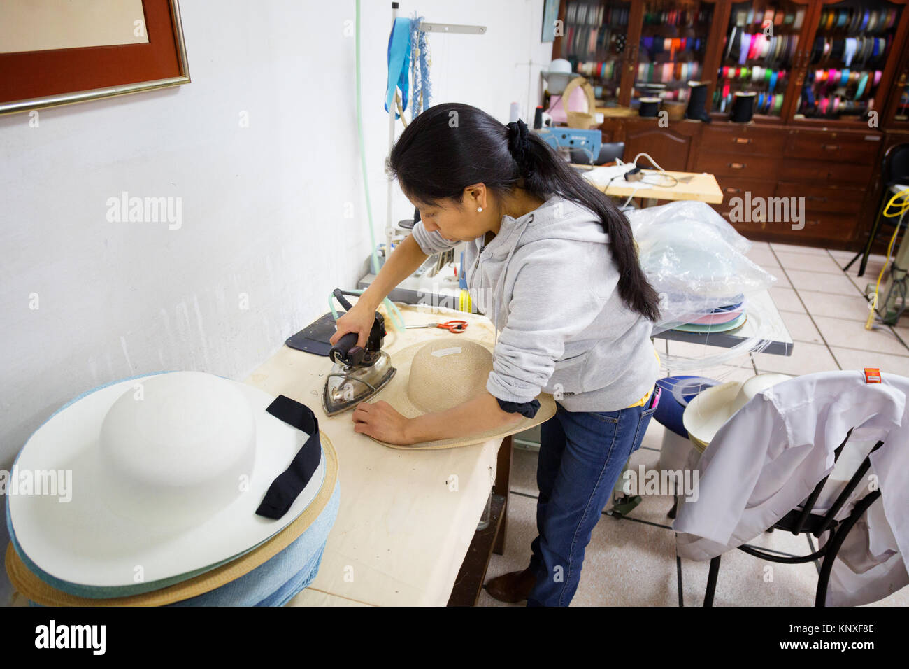 Usine de chapeaux Banque de photographies et d'images à haute résolution -  Alamy