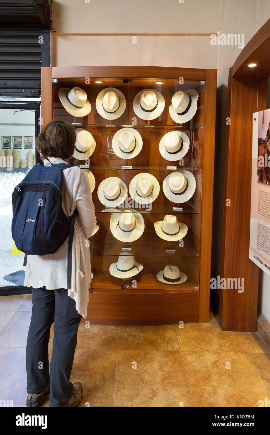 Chapeau Panama - un touriste à la recherche à des panamas, Homero Ortega  Panama Hat factory and Museum, Cuenca, Equateur, Amérique du Sud Photo  Stock - Alamy