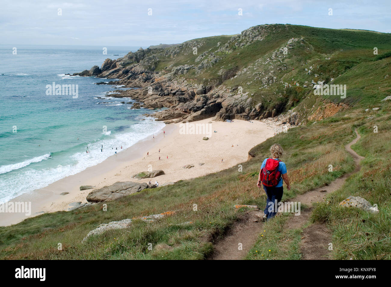 Chapelle de Porth beach, Levan, Cornwall. Female hiker sur le South West Coast Path. Banque D'Images